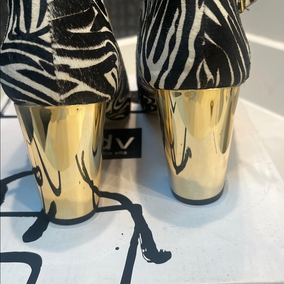 Size 8.5. Dolce Vita Zebra Calf fur. Double Side Zip, Gold Heels. Never worn. - Picture 11 of 12